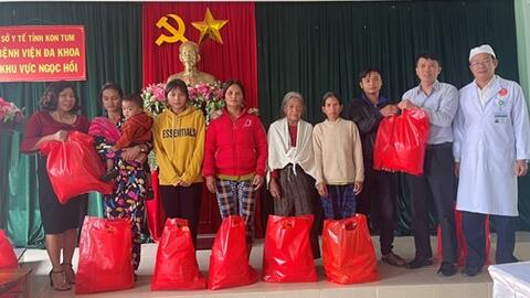 Bảo hiểm xã hội huyện Ngọc Hồi trao tặng 10 suất quà Tết cho bệnh nhân nghèo đang điều trị tại Bệnh viện Đa khoa khu vực Ngọc Hồi